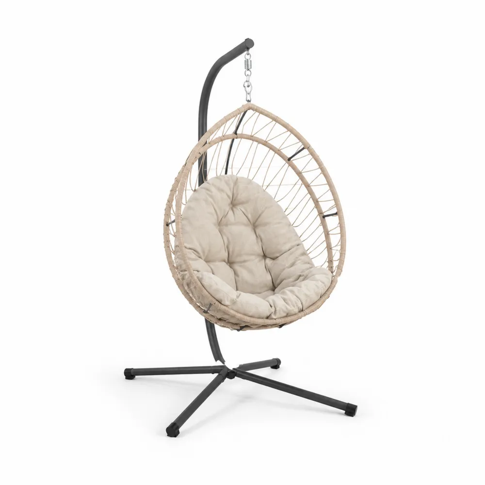 Silla colgante de ratán sintético y metal con cojín beige