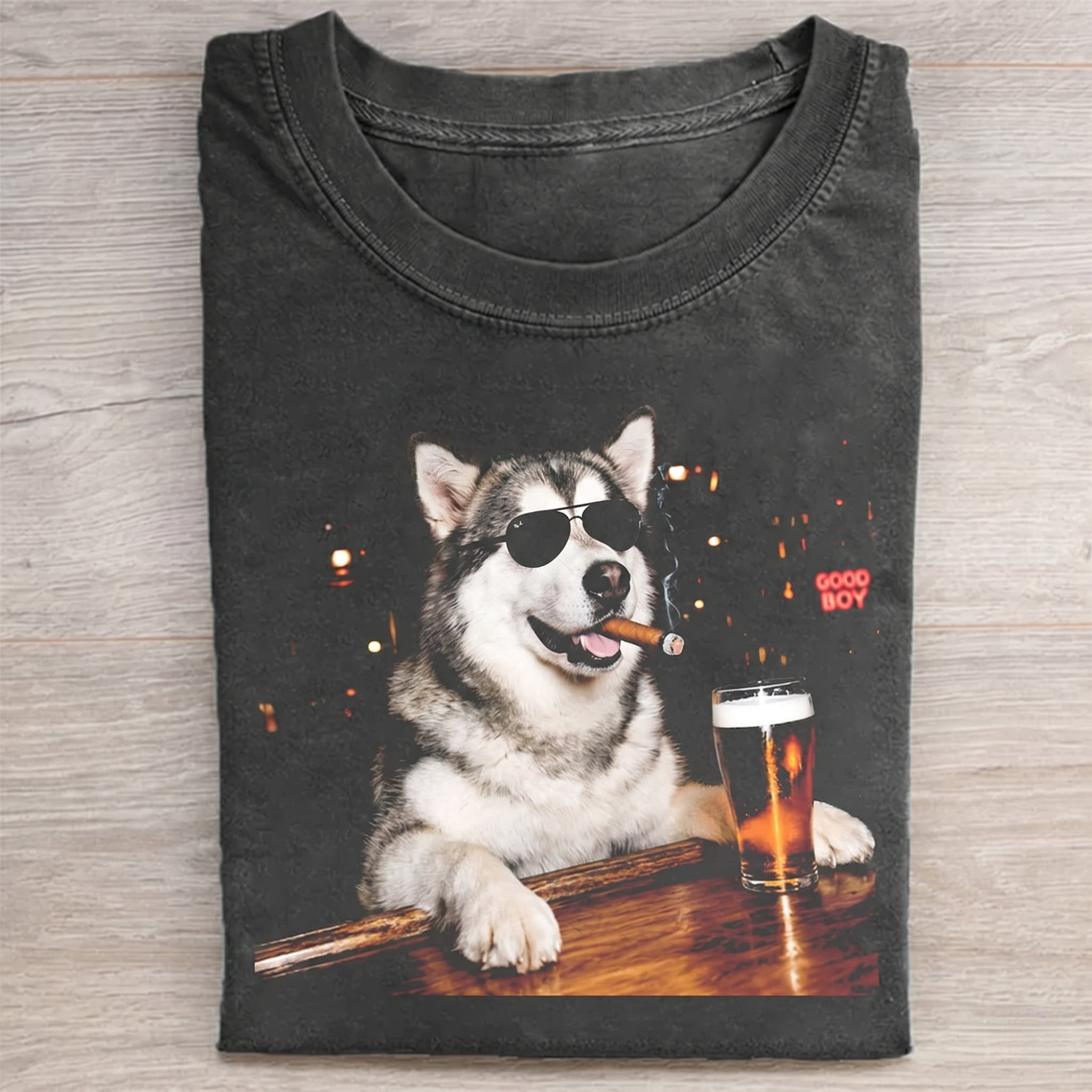 Alaskan Malamute Drinking Beer Graphic T-shirt