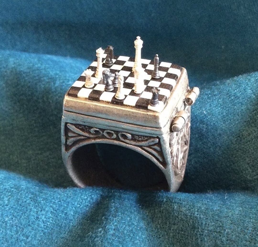 Creative chess-themed openable retro ring