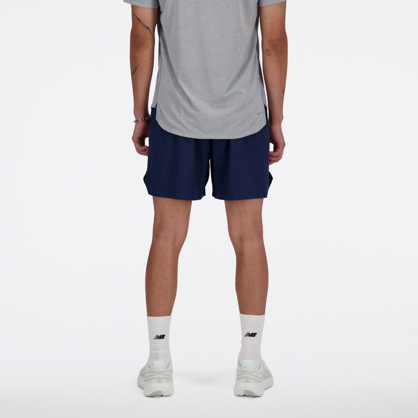 Sebastian is wearing size M and is 6'2"/188cm. Chest: 38.75"/98.4cm, Waist: 32"/81.3cm, Hips: 39"/99cm