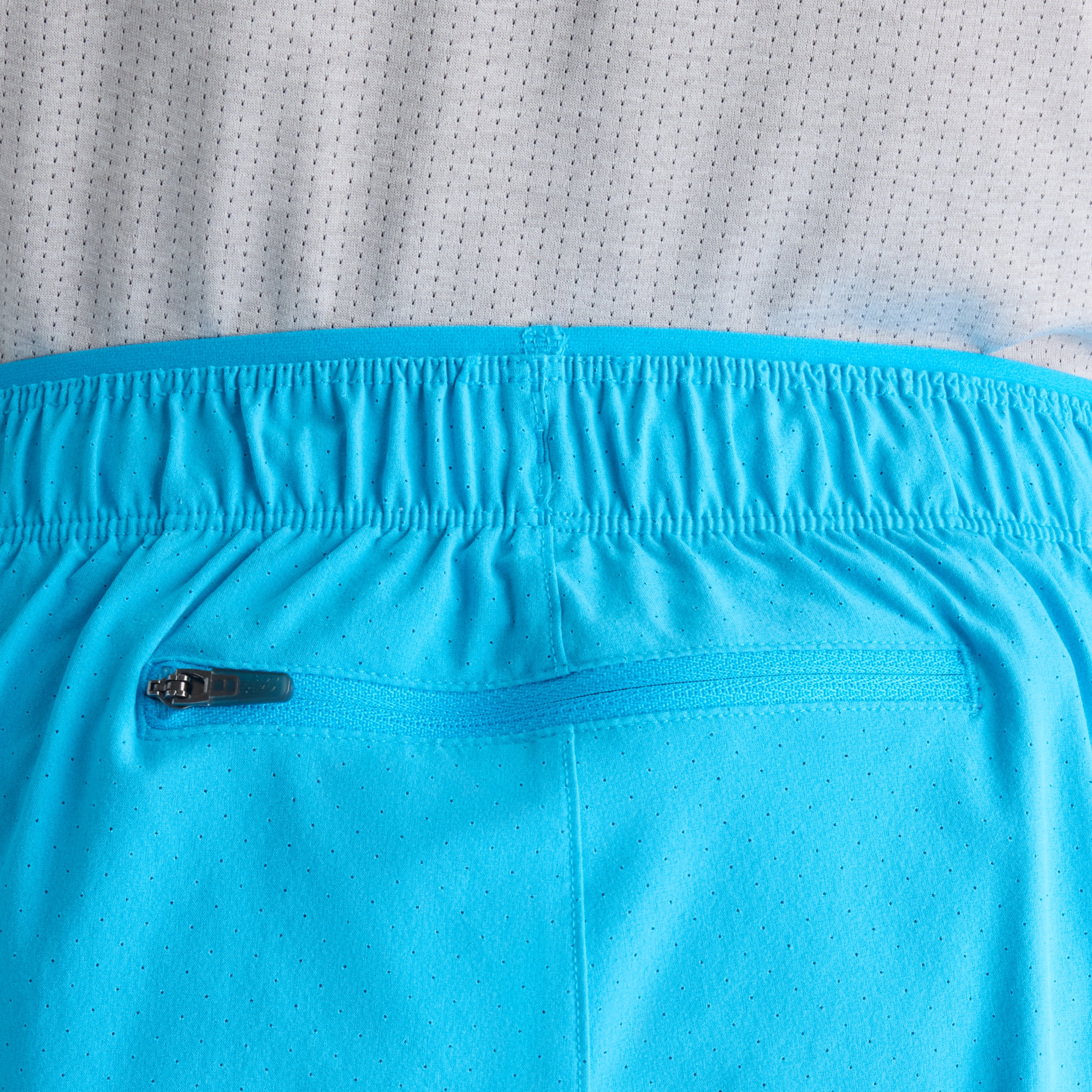 Hella is wearing size M and is 6'2"/188cm. Chest: 37"/94cm, Waist: 30"/76cm