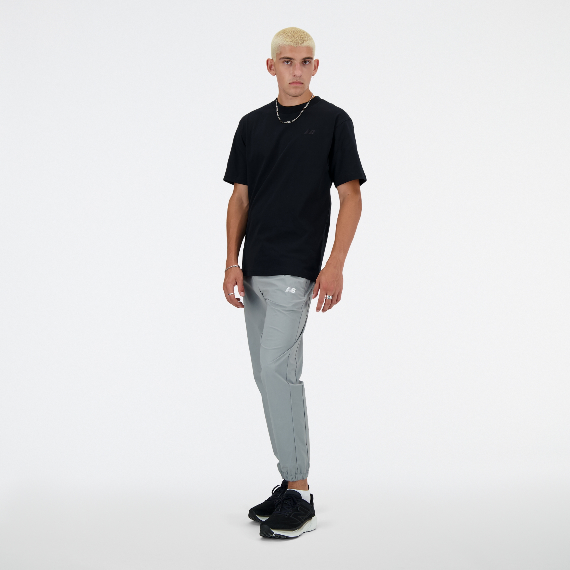 Sebastian is wearing size M and is 6'2"/188cm. Chest: 38.75"/98.4cm, Waist: 32"/81.3cm, Hips: 39"/99cm/99cm