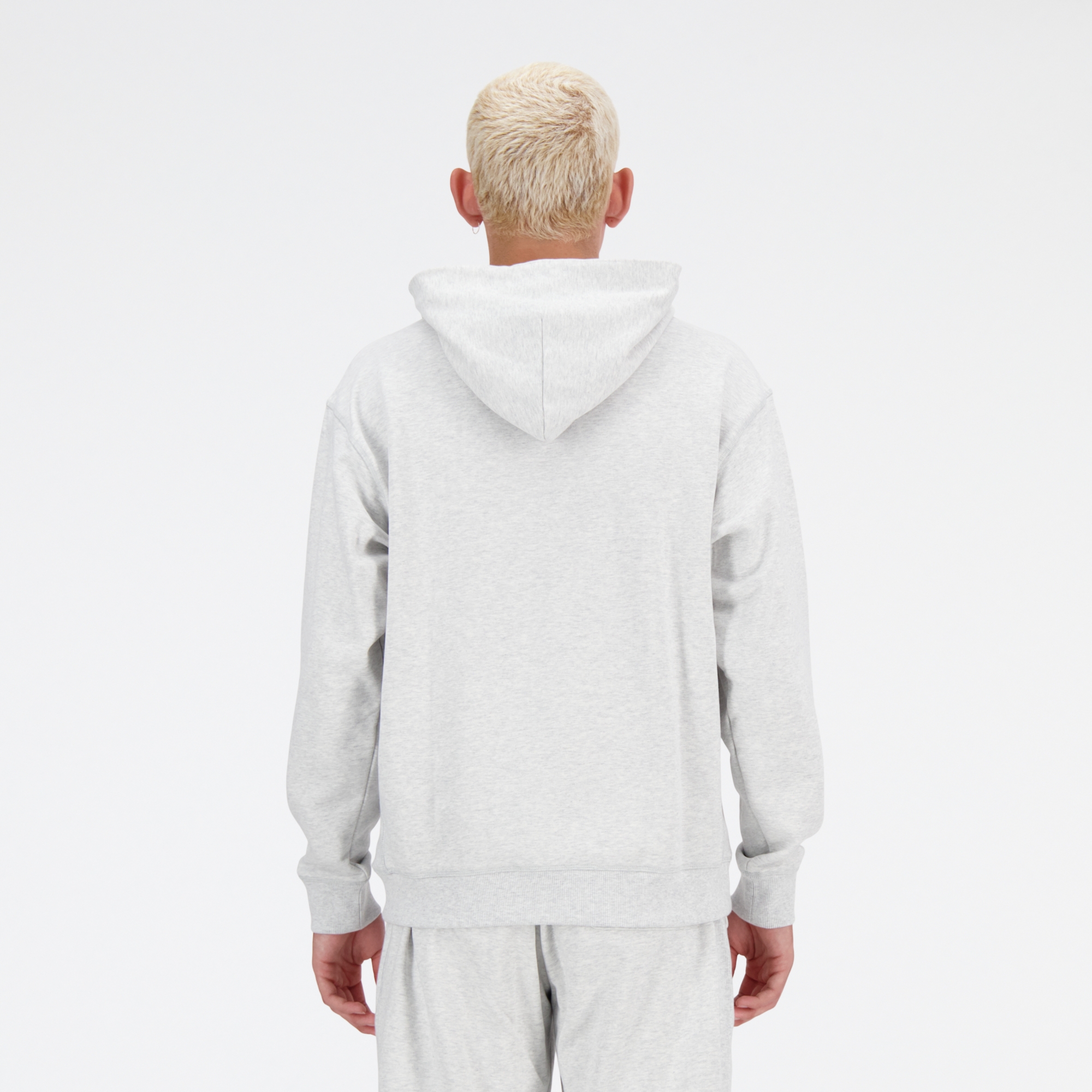 Sebastian is wearing size M and is 6'2"/188cm. Chest: 38.75"/98.4cm, Waist: 32"/81.3cm, Hips: 39"/99cm/99cm