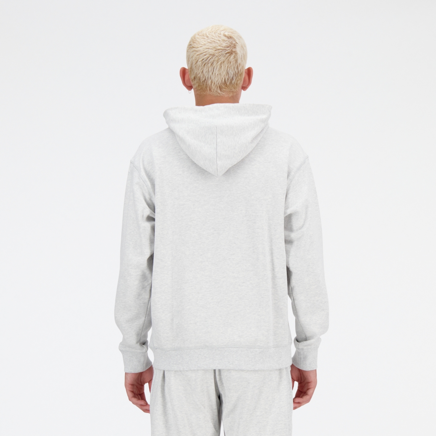 Sebastian is wearing size M and is 6'2"/188cm. Chest: 38.75"/98.4cm, Waist: 32"/81.3cm, Hips: 39"/99cm/99cm