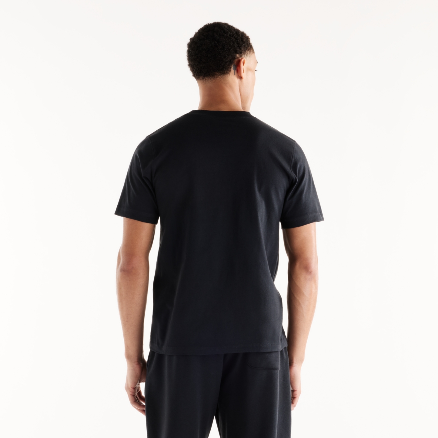 Mohamed is wearing size M and is 6'3"/190.5cm. Chest: 36.5"/92.7cm, Waist: 26.5"/67.3cm, Hips: 38.5"/97.8cm