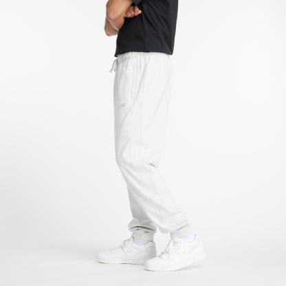 Sebastian is wearing size M and is 6'2"/188cm. Chest: 38.75"/98.4cm, Waist: 32"/81.3cm, Hips: 39"/99cm