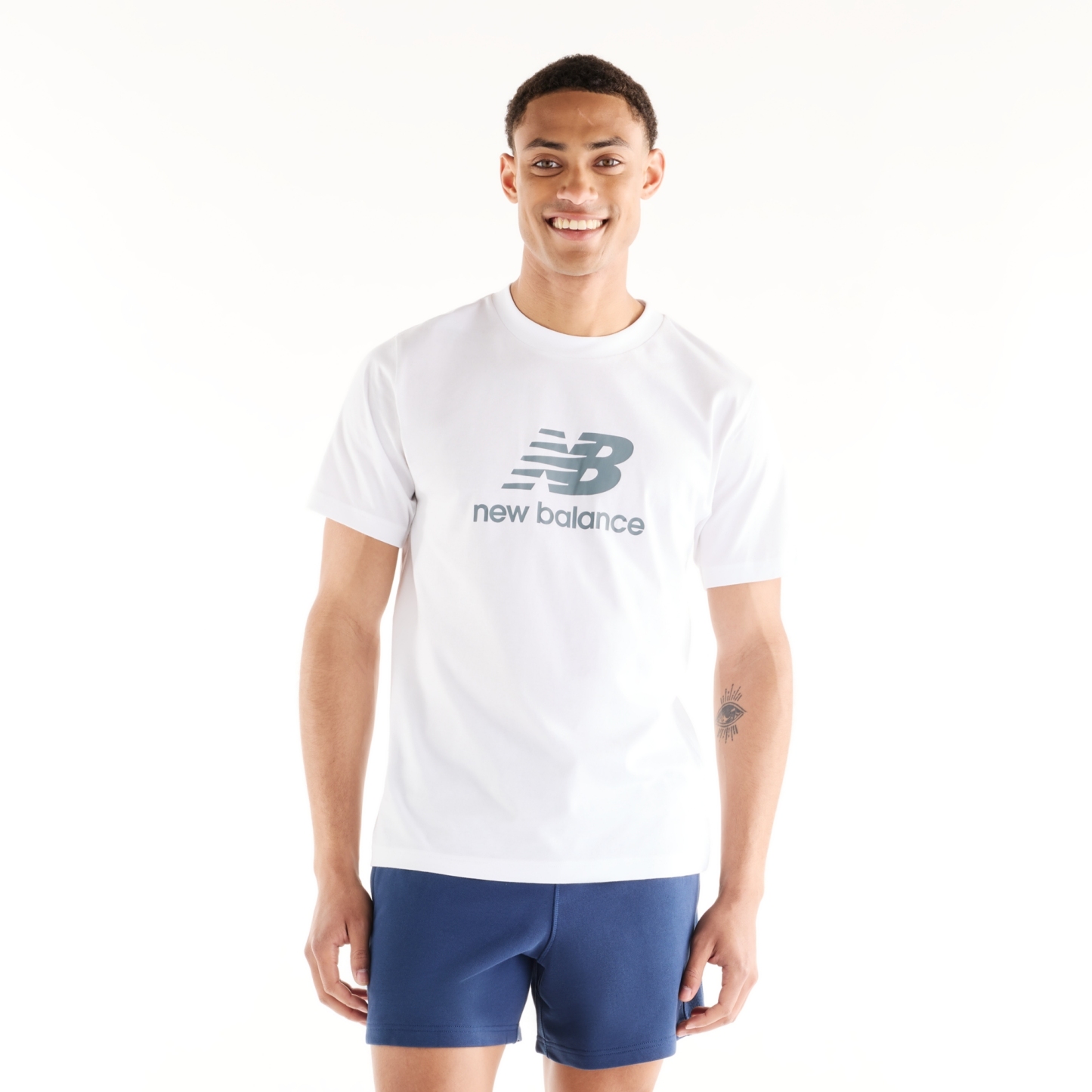 Ngawang is wearing size M and is 6'1.5"/187cm. Chest: 39.5"/100.3cm, Waist: 33"/83.8cm, Hips: 40"/101.6cm