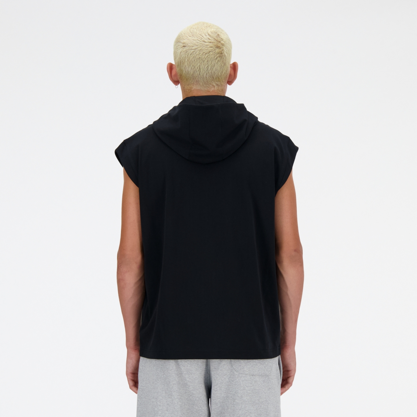 Sebastian is wearing size M and is 6'2";188cm. Chest: 38.75";98.4cm, Waist: 32";81.3cm, Hips: 39";99cm