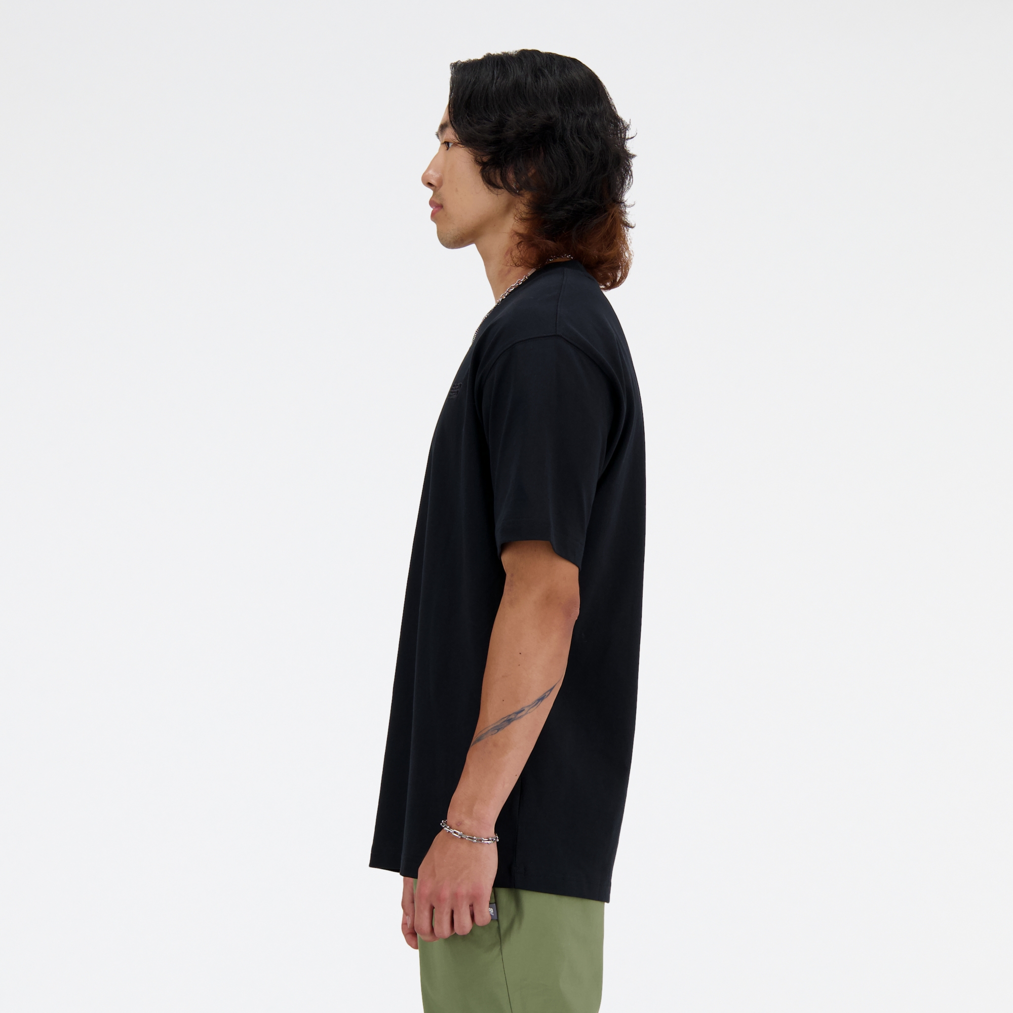 Tyler is wearing size M and is 6'/183cm. Chest: 36.25"/92cm, Waist: 29.5"/75cm, Hips: 37"/94cm