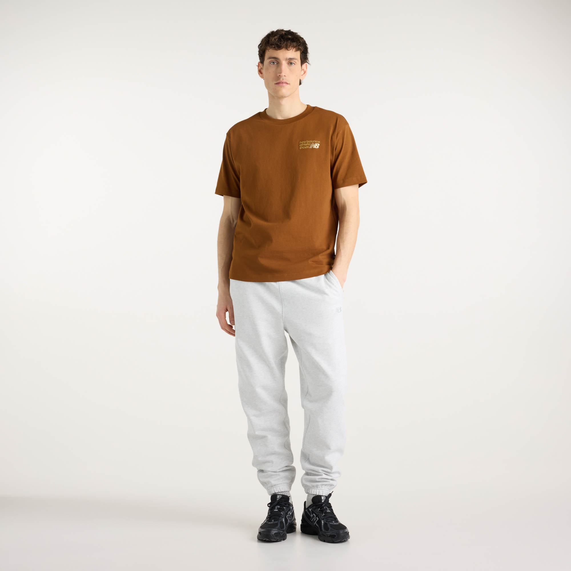 New Balance Athletics プレミアムロゴスウェットショートスリーブTシャツ, MT41908BFT