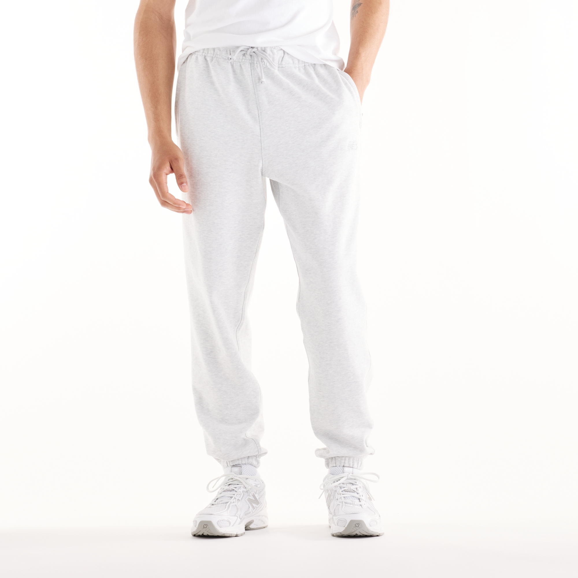 Sebastian is wearing size M and is 6'2"/188cm. Chest: 38.75"/98.4cm, Waist: 32"/81.3cm, Hips: 39"/99cm