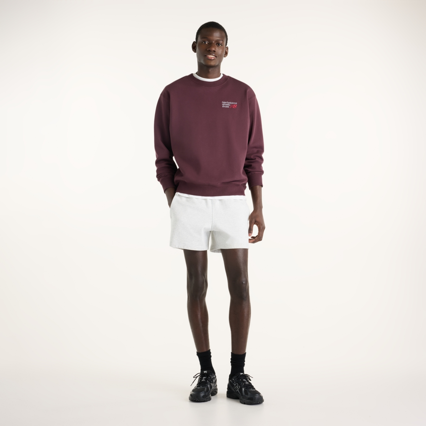 New Balance Athletics プレミアムロゴスウェットクルー, MT41547YLR