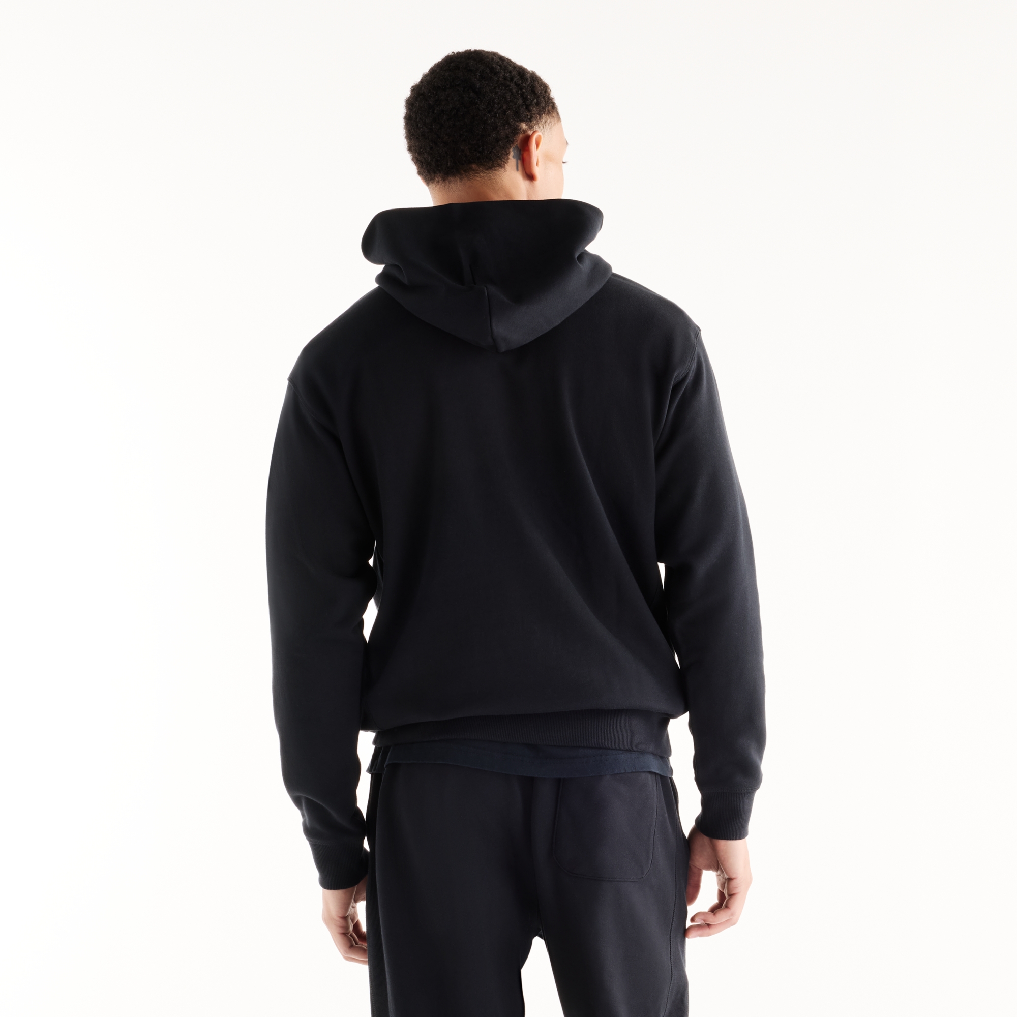 Ngawang is wearing size M and is 6'1.5"/187cm. Chest: 39.5"/100.3cm, Waist: 33"/84cm, Hips: 40"/102cm