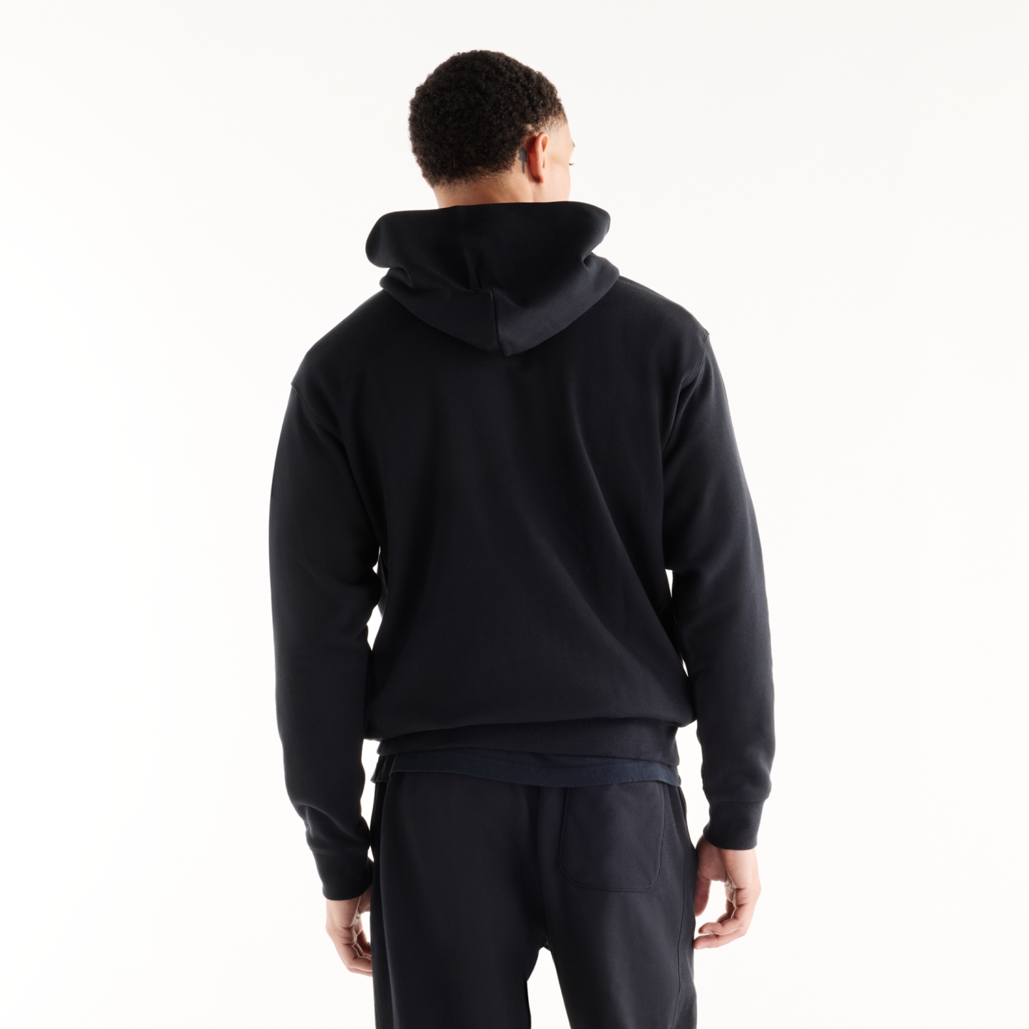 Ngawang is wearing size M and is 6'1.5"/187cm. Chest: 39.5"/100.3cm, Waist: 33"/84cm, Hips: 40"/102cm