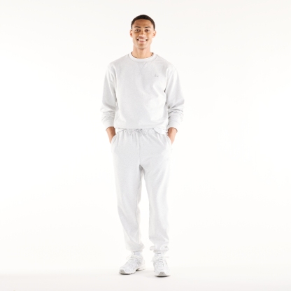 Sebastian is wearing size M and is 6'2"/188cm. Chest: 38.75"/98.4cm, Waist: 32"/81.3cm, Hips: 39"/99cm