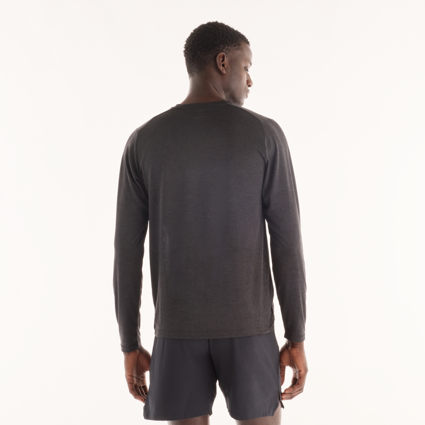 Tyler is wearing size M and is 6'/182.8cm. Chest: 36.25"/92cm, Waist: 29.5"/75cm, Hips: 37"/94cm