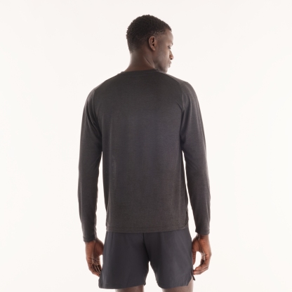 Tyler is wearing size M and is 6'/182.8cm. Chest: 36.25"/92cm, Waist: 29.5"/75cm, Hips: 37"/94cm