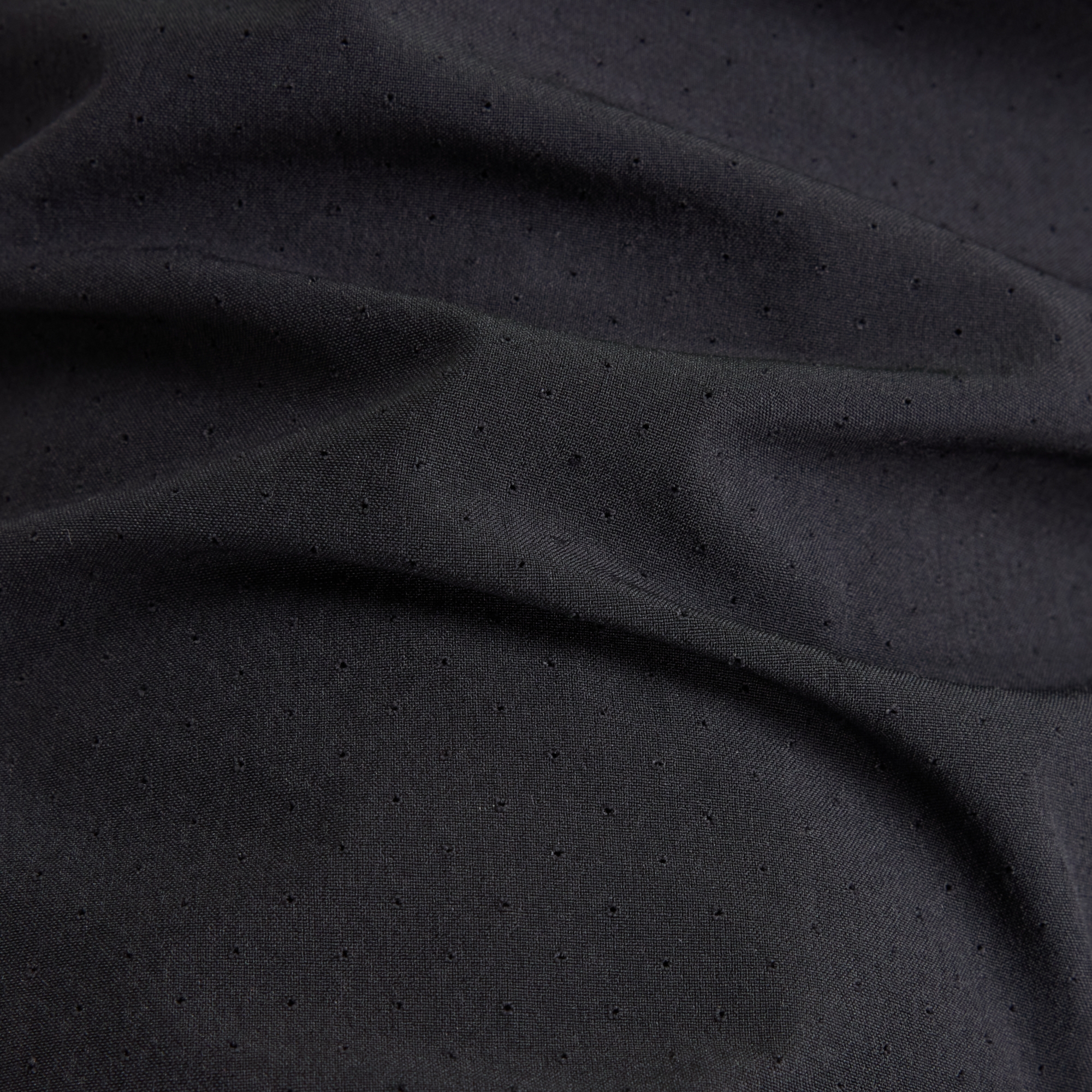 Tyler is wearing size M and is 6'/182.8cm. Chest: 36.25"/92cm, Waist: 29.5"/75cm, Hips: 37"/94cm