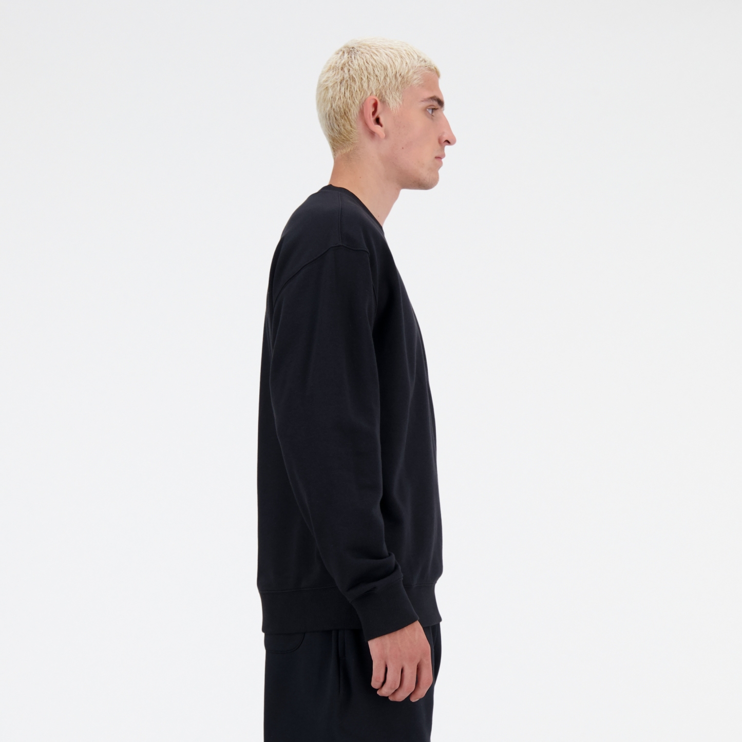 Sebastian is wearing size M and is 6'2"/188cm. Chest: 38.75"/98.4cm, Waist: 32"/81.3cm, Hips: 39"/99cm