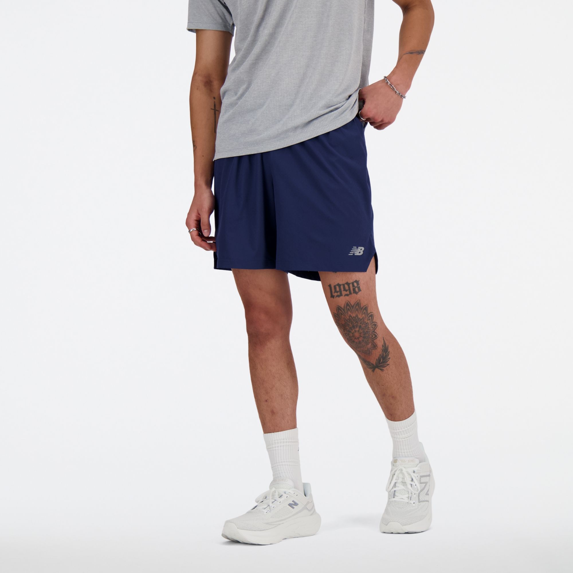 Sebastian is wearing size M and is 6'2"/188cm. Chest: 38.75"/98.4cm, Waist: 32"/81.3cm, Hips: 39"/99cm