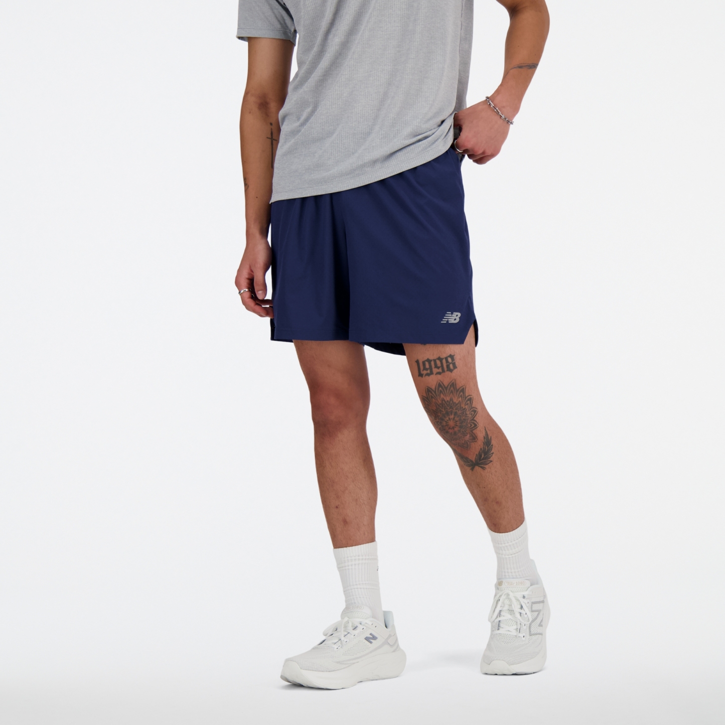 Sebastian is wearing size M and is 6'2"/188cm. Chest: 38.75"/98.4cm, Waist: 32"/81.3cm, Hips: 39"/99cm