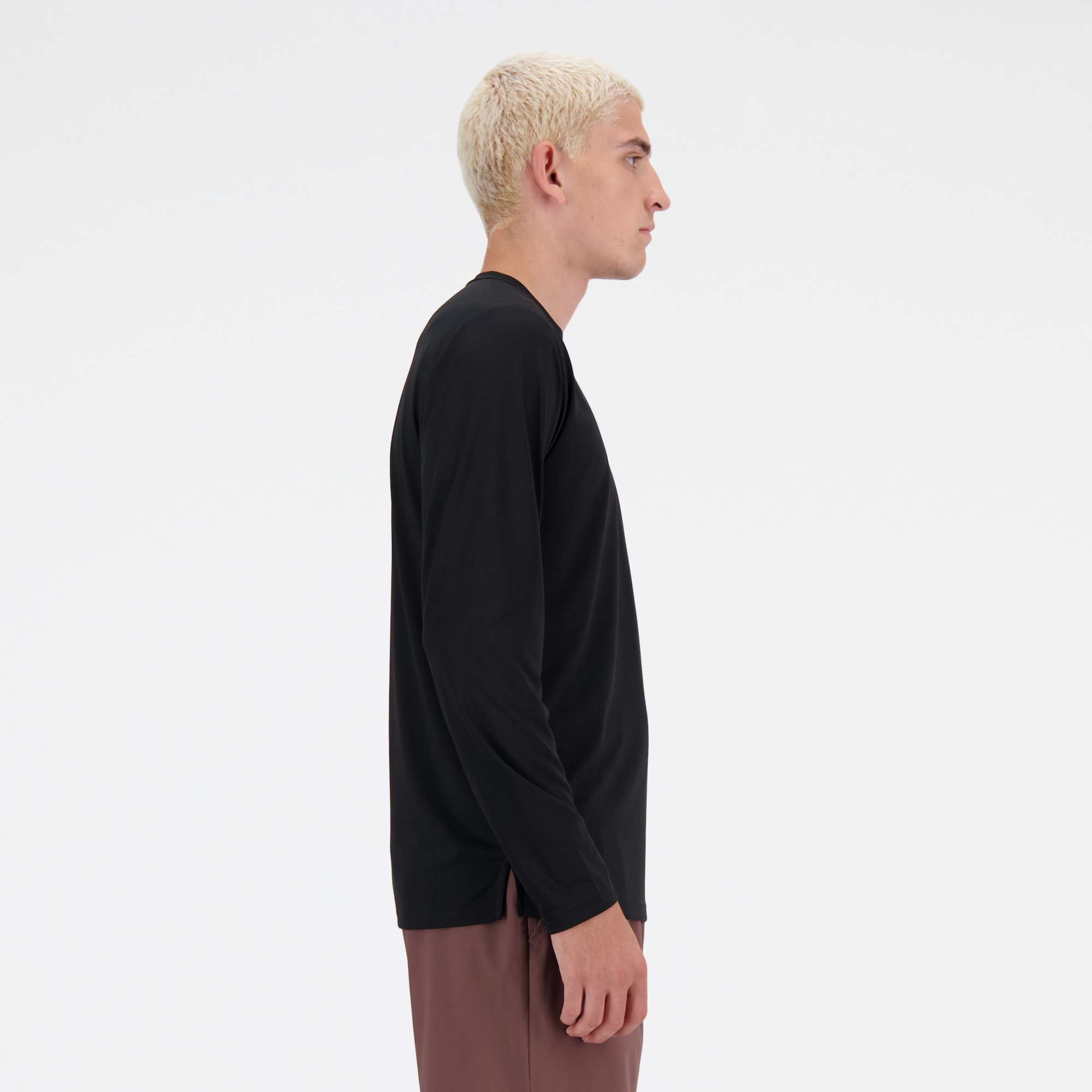 Sebastian is wearing size M and is 6'2"/188cm. Chest: 38.75"/98.4cm, Waist: 32"/81.3cm, Hips: 39"/99cm
