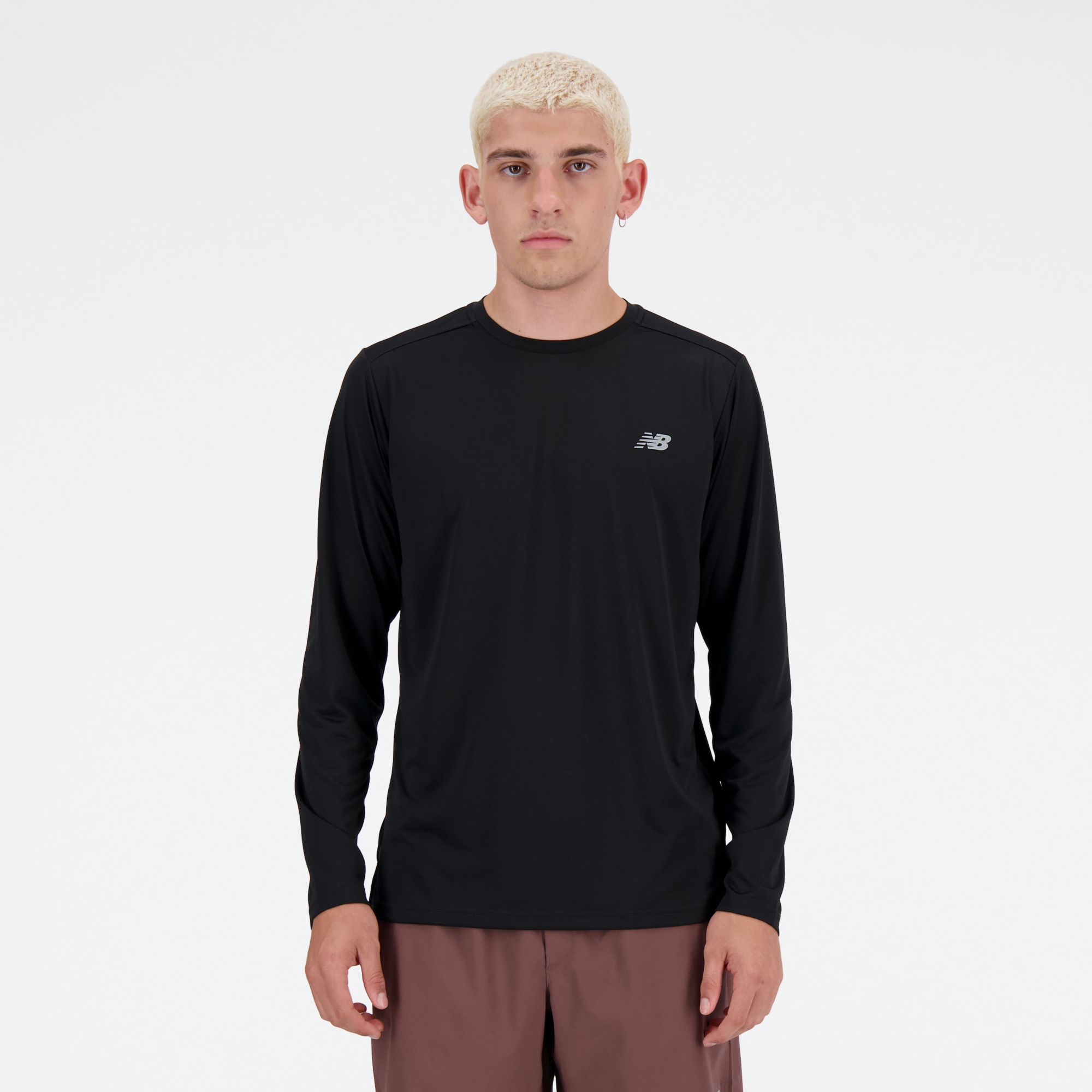 Sebastian is wearing size M and is 6'2"/188cm. Chest: 38.75"/98.4cm, Waist: 32"/81.3cm, Hips: 39"/99cm