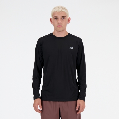 Sebastian is wearing size M and is 6'2"/188cm. Chest: 38.75"/98.4cm, Waist: 32"/81.3cm, Hips: 39"/99cm