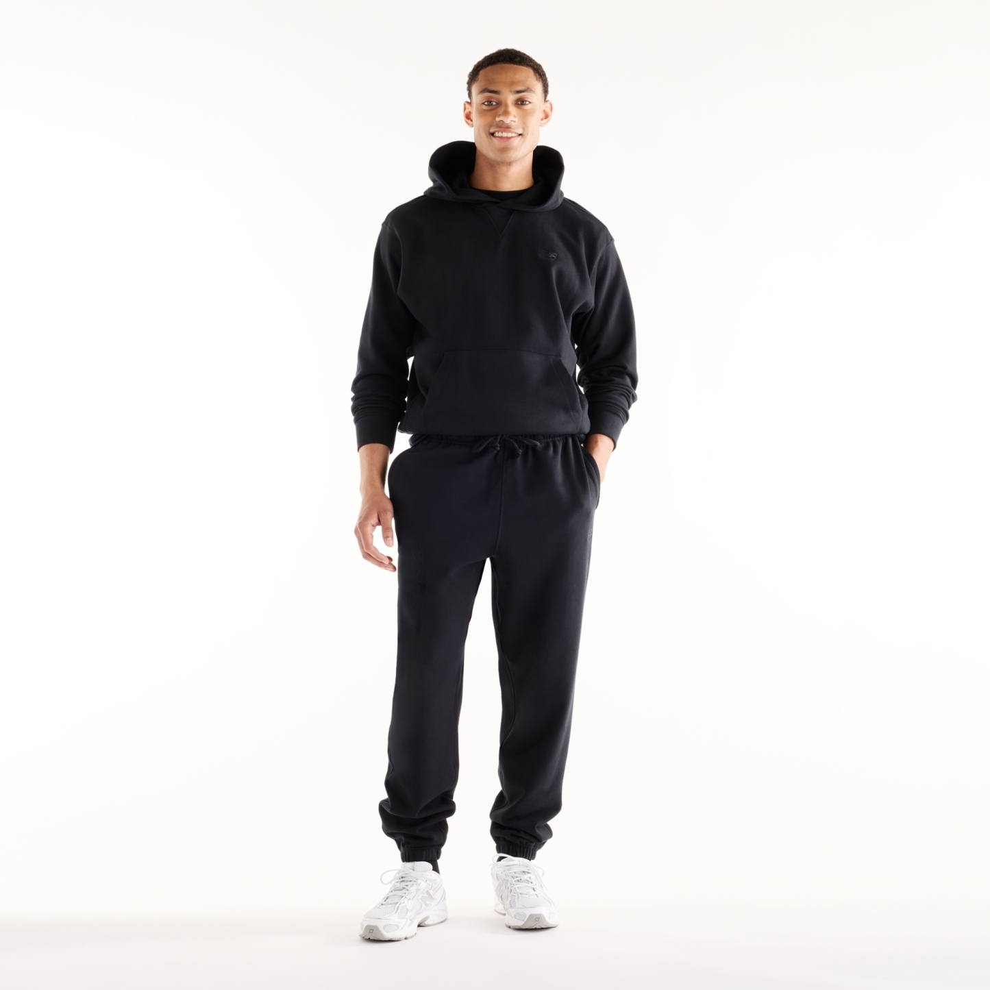 Ngawang is wearing size M and is 6'1.5"/187cm. Chest: 39.5"/100.3cm, Waist: 33"/84cm, Hips: 40"/102cm