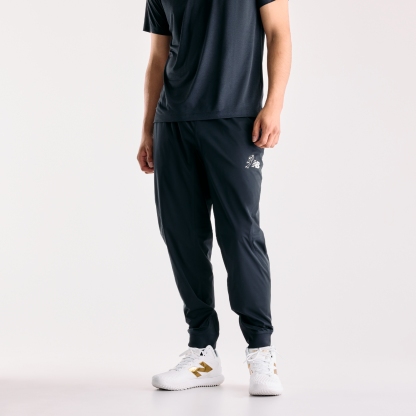 Ngawang is wearing size M and is 6'1"/185 cm. Chest: 38"/96.5 cm, Waist: 31"/78.7 cm