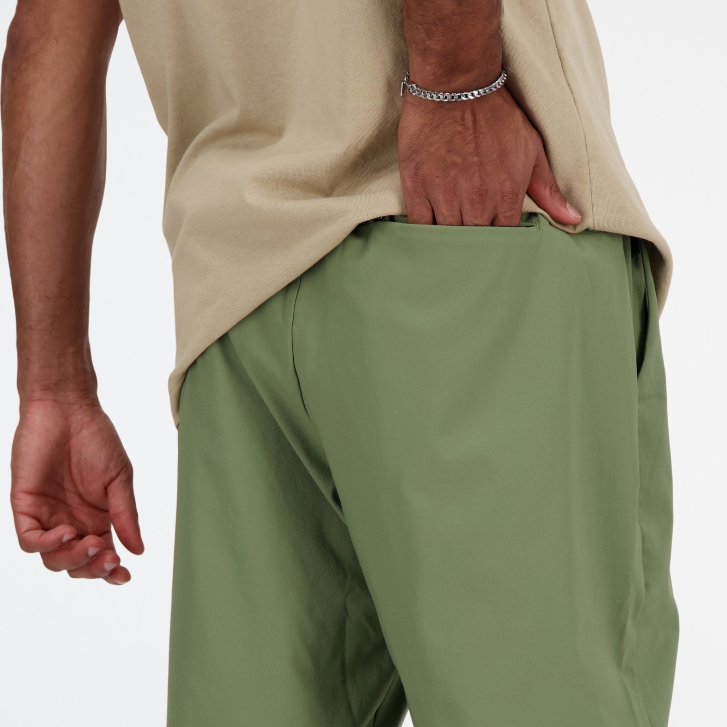 Pranav is wearing size M and is 6'/182.8cm. Waist: 30.5"/77.5cm