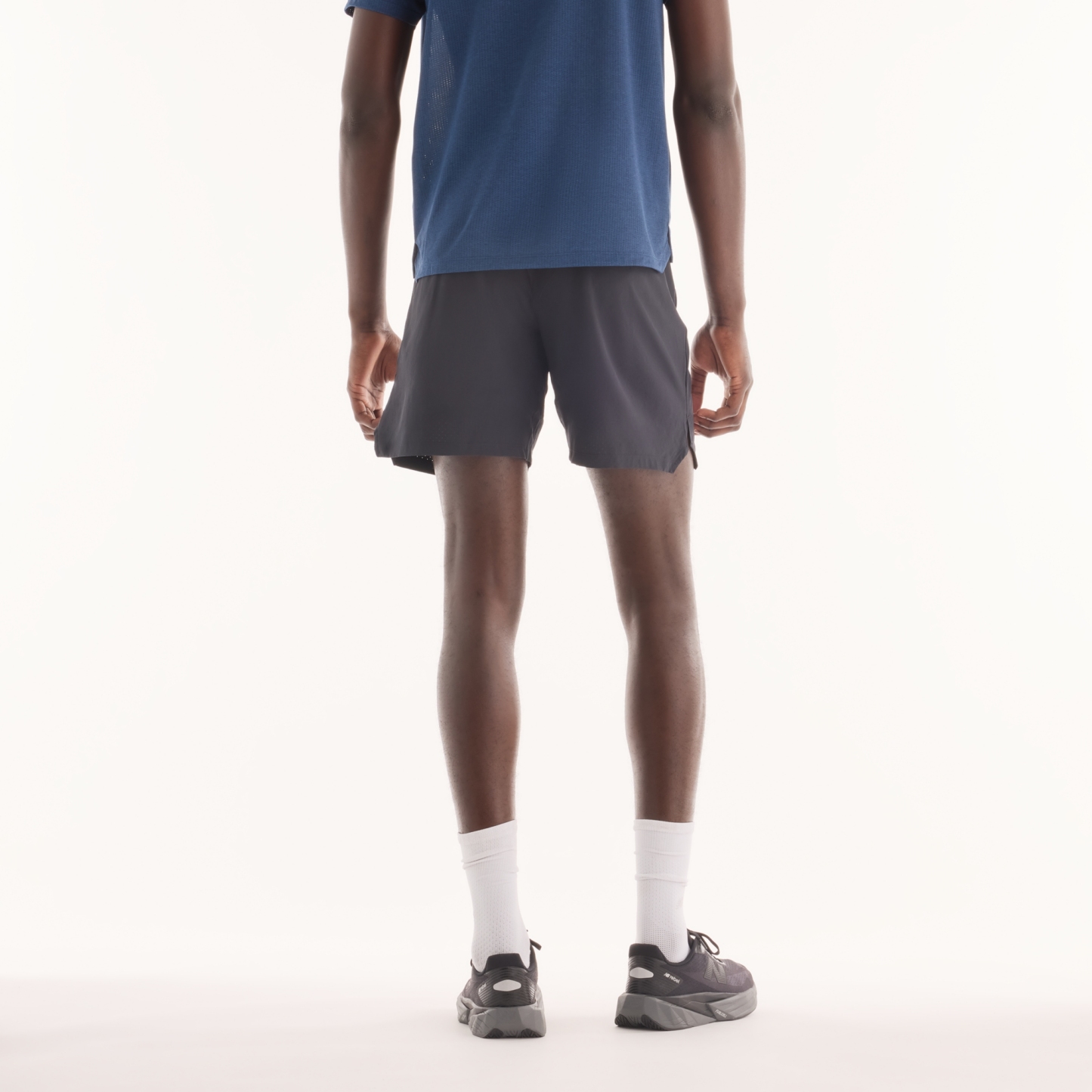 Ngawang is wearing size M and is 6'1.5"/187cm. Chest: 39.5"/100.3cm, Waist: 33"/83.8cm, Hips: 40"/101.6cm