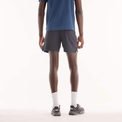 Ngawang is wearing size M and is 6'1.5"/187cm. Chest: 39.5"/100.3cm, Waist: 33"/83.8cm, Hips: 40"/101.6cm