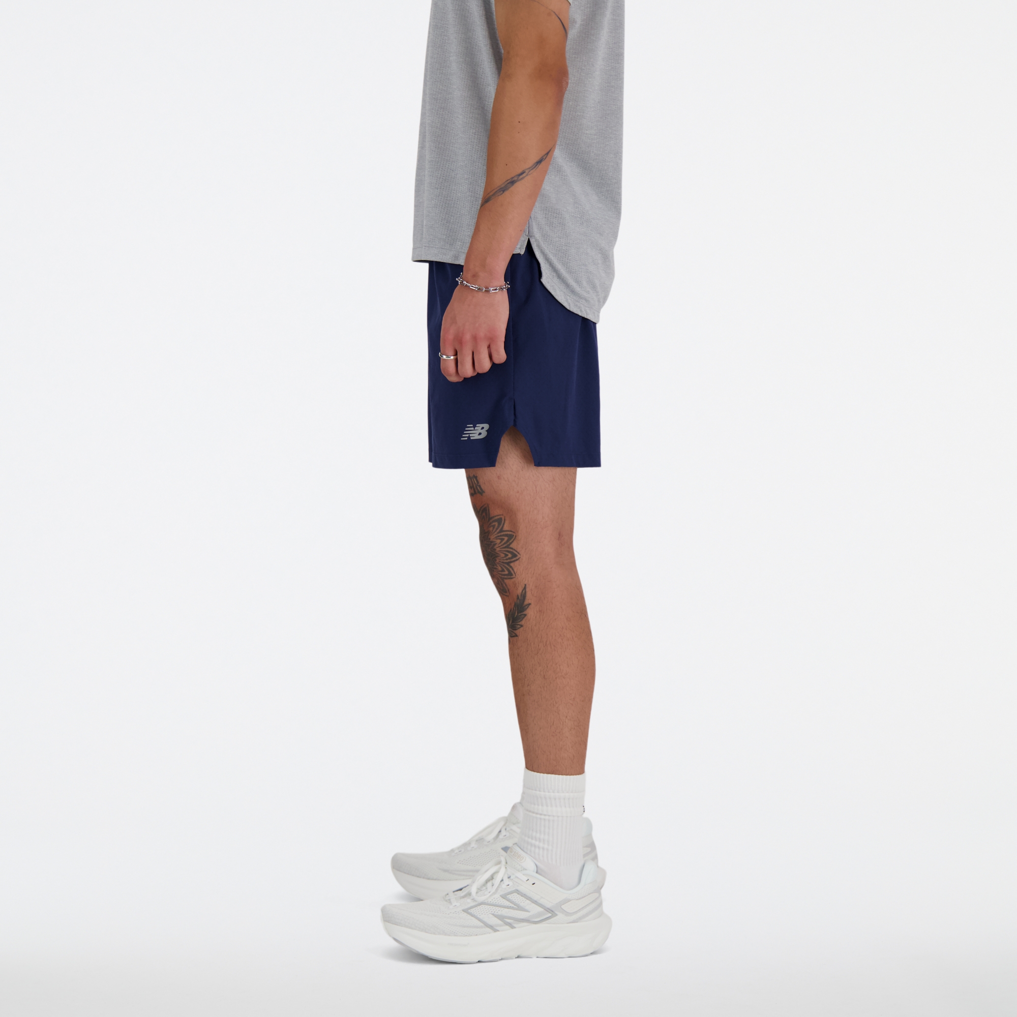 Sebastian is wearing size M and is 6'2"/188cm. Chest: 38.75"/98.4cm, Waist: 32"/81.3cm, Hips: 39"/99cm
