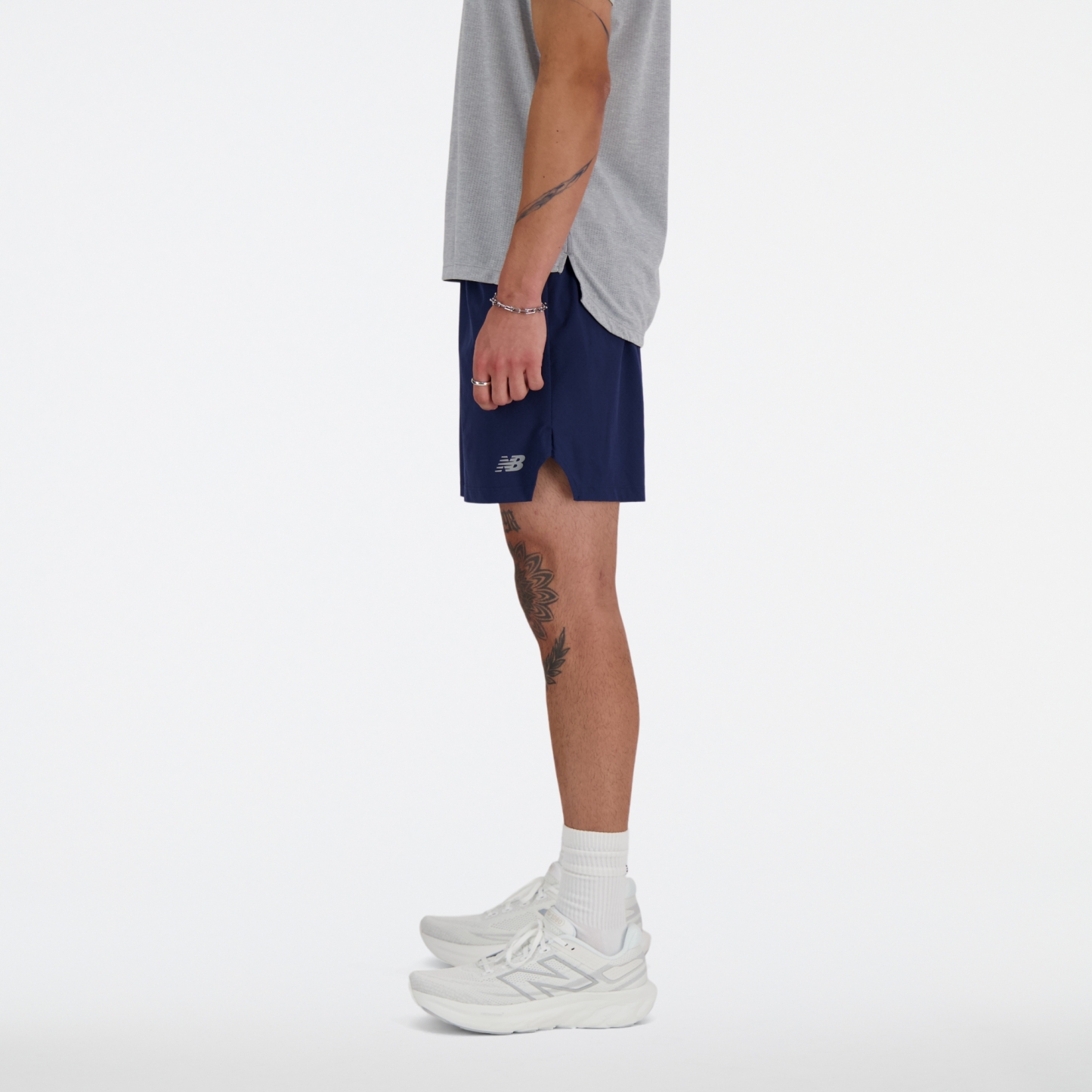 Sebastian is wearing size M and is 6'2"/188cm. Chest: 38.75"/98.4cm, Waist: 32"/81.3cm, Hips: 39"/99cm