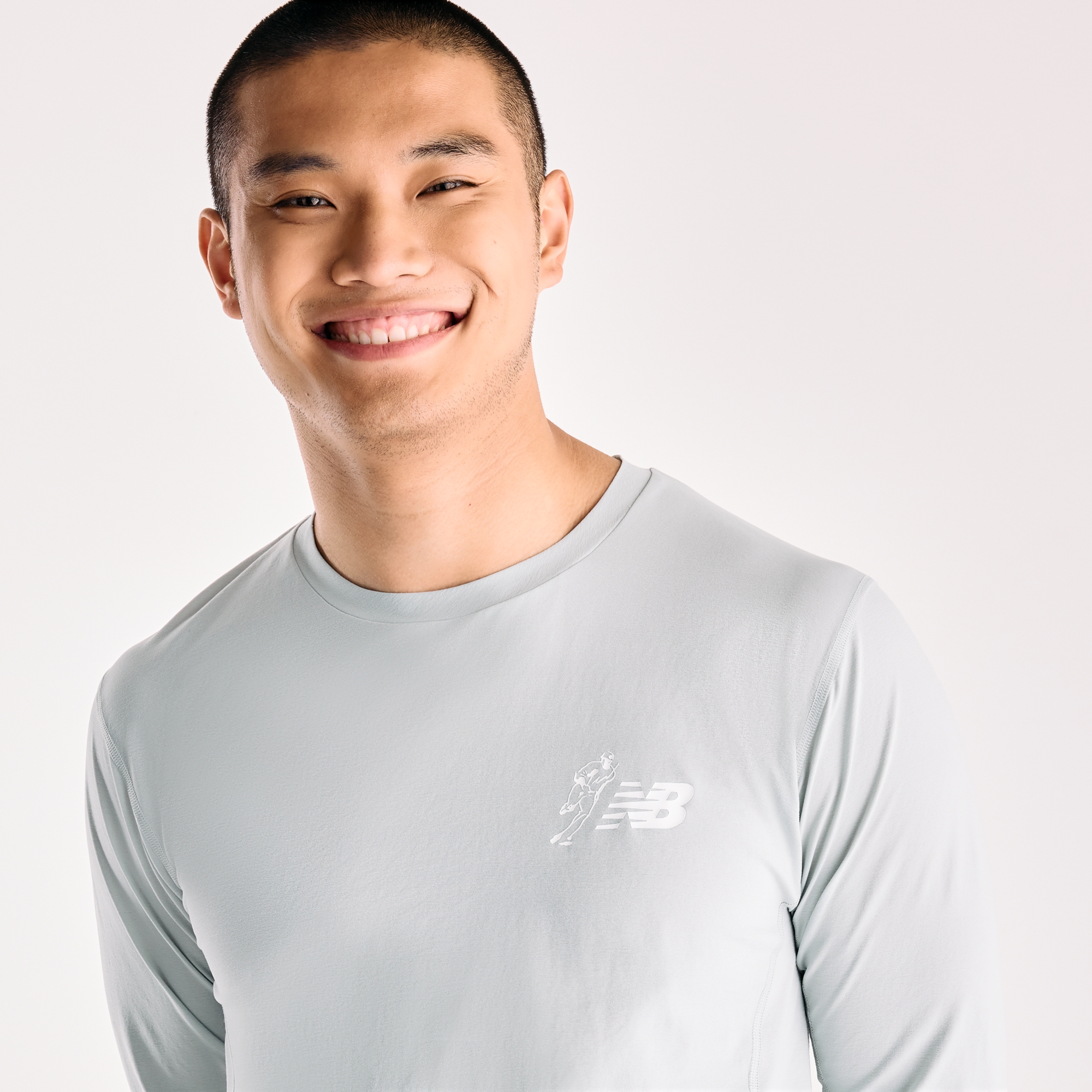 Ngawang is wearing size M and is 6'1"/185 cm. Chest: 38"/96.5 cm, Waist: 31"/78.7 cm