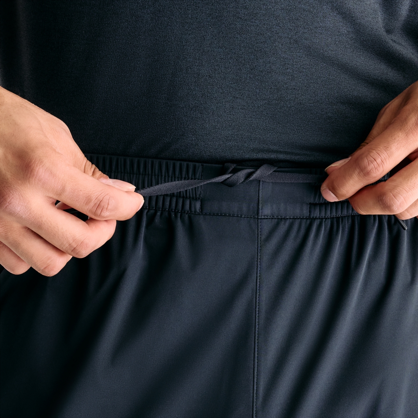 Ngawang is wearing size M and is 6'1"/185 cm. Chest: 38"/96.5 cm, Waist: 31"/78.7 cm