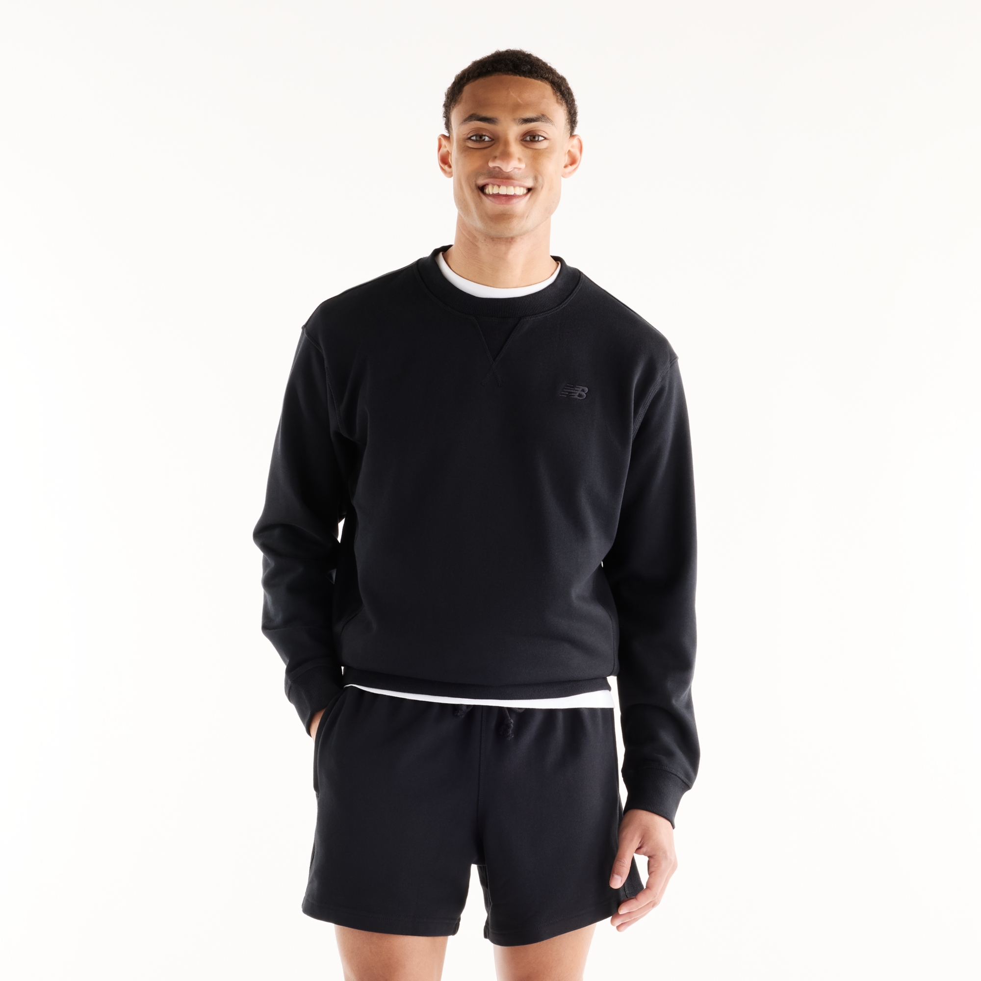 Sebastian is wearing size M and is 6'2"/188cm. Chest: 38.75"/98.4cm, Waist: 32"/81.3cm, Hips: 39"/99cm