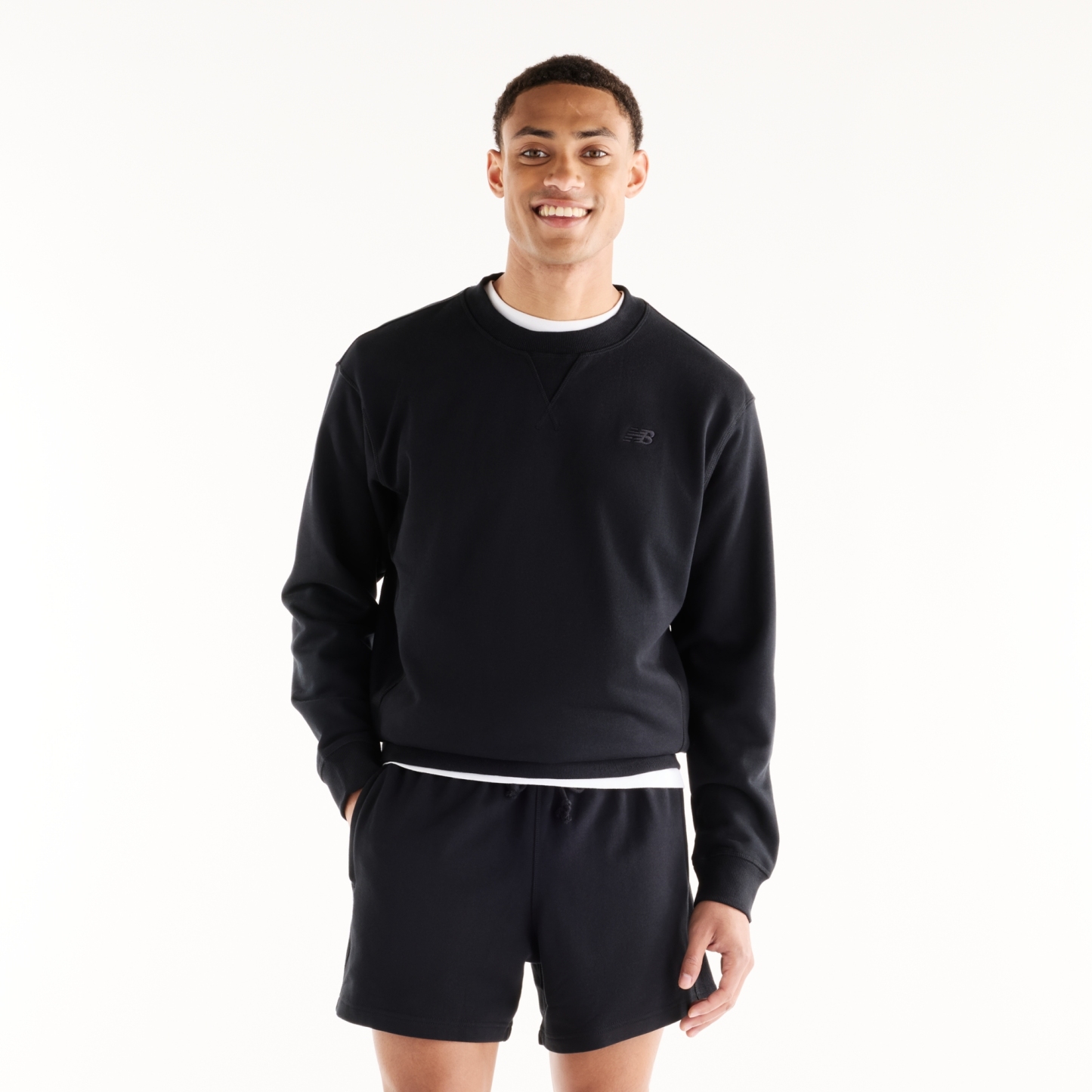 Sebastian is wearing size M and is 6'2"/188cm. Chest: 38.75"/98.4cm, Waist: 32"/81.3cm, Hips: 39"/99cm