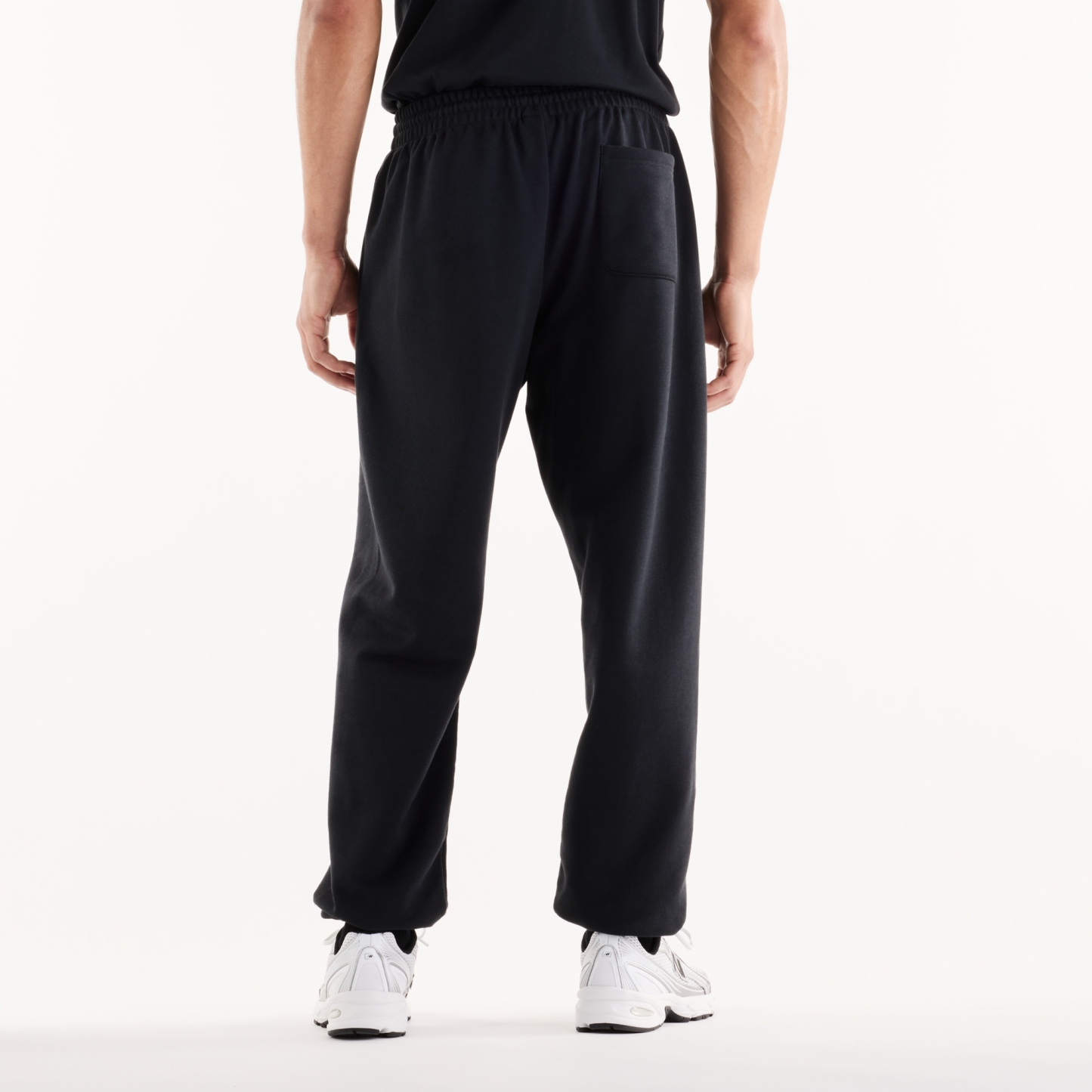 Tyler is wearing size M and is 6'/182.8cm. Chest: 36.25"/92cm, Waist: 29.5"/75cm, Hips: 37"/94cm