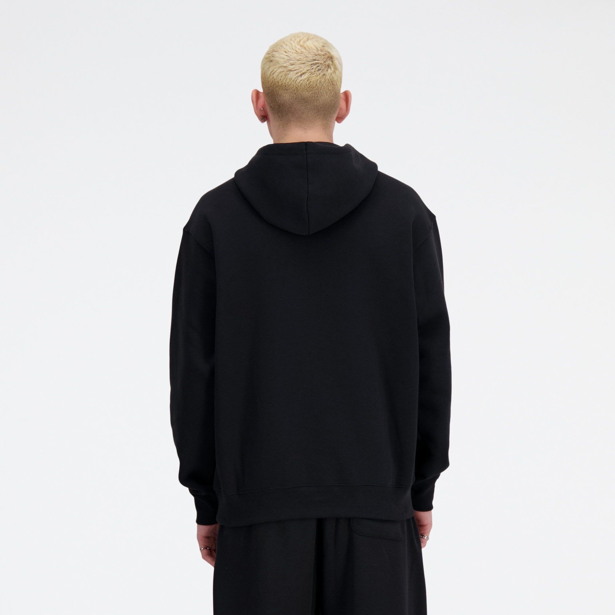 Ngawang is wearing size M and is 6'1.5"/187cm. Chest: 39.5"/100.3cm, Waist: 33"/83.8cm, Hips: 40"/101.6cm