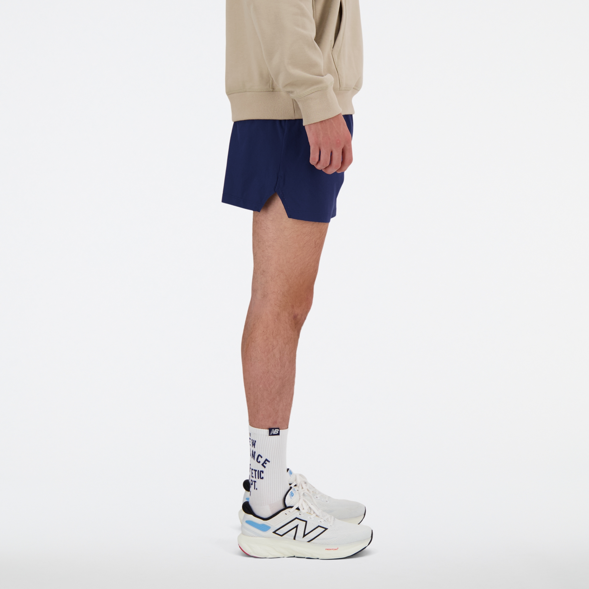 Sebastian is wearing size M and is 6'2"/188cm. Chest: 38.75"/98.4cm, Waist: 32"/81.3cm, Hips: 39"/99cm