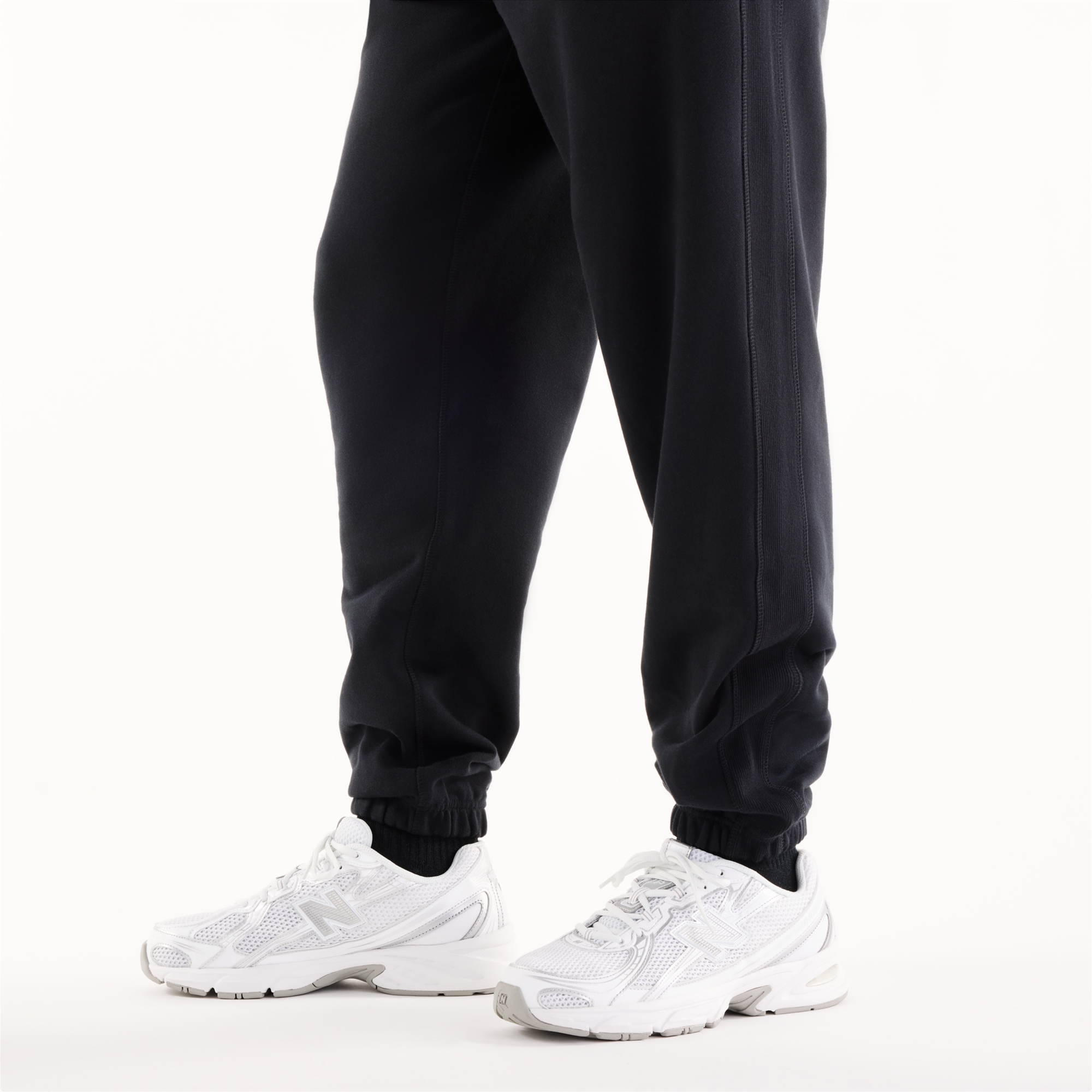 Sebastian is wearing size M and is 6'2"/188cm. Chest: 38.75"/98.4cm, Waist: 32"/81.3cm, Hips: 39"/99cm