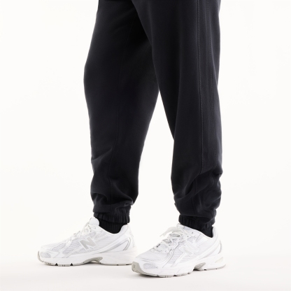 Sebastian is wearing size M and is 6'2"/188cm. Chest: 38.75"/98.4cm, Waist: 32"/81.3cm, Hips: 39"/99cm