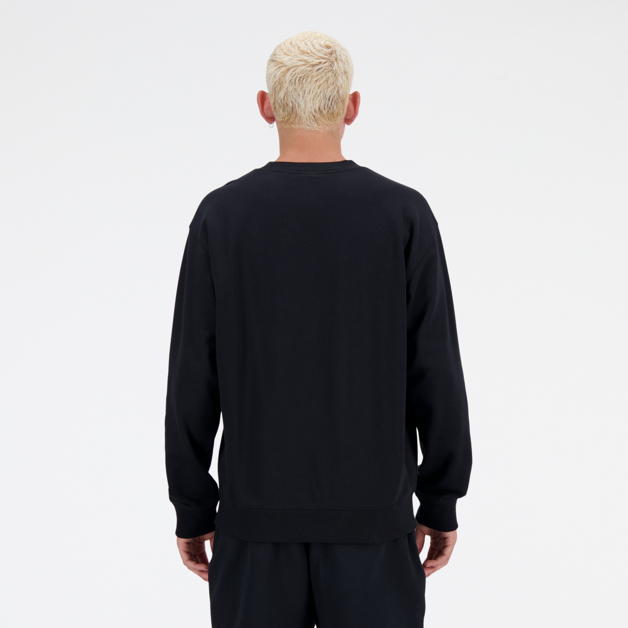 Sebastian is wearing size M and is 6'2"/188cm. Chest: 38.75"/98.4cm, Waist: 32"/81.3cm, Hips: 39"/99cm