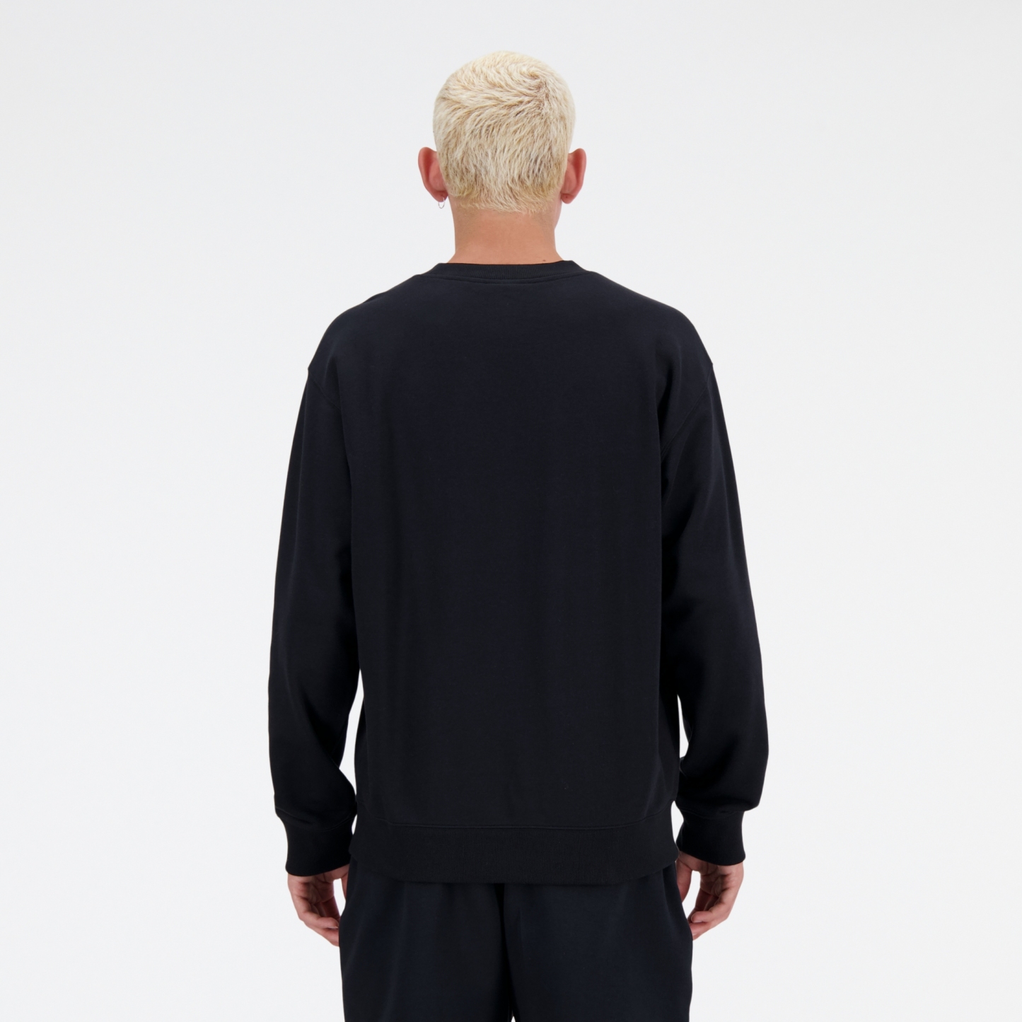 Sebastian is wearing size M and is 6'2"/188cm. Chest: 38.75"/98.4cm, Waist: 32"/81.3cm, Hips: 39"/99cm