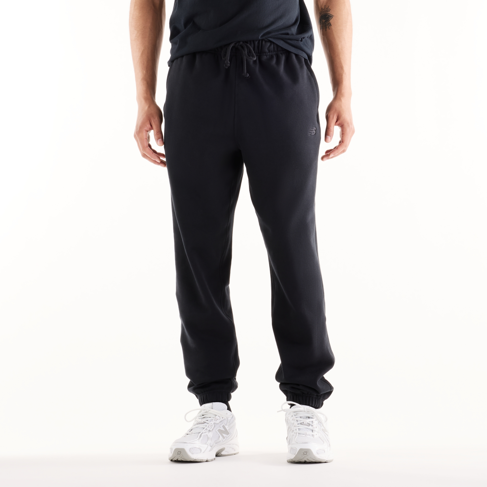 Sebastian is wearing size M and is 6'2"/188cm. Chest: 38.75"/98.4cm, Waist: 32"/81.3cm, Hips: 39"/99cm