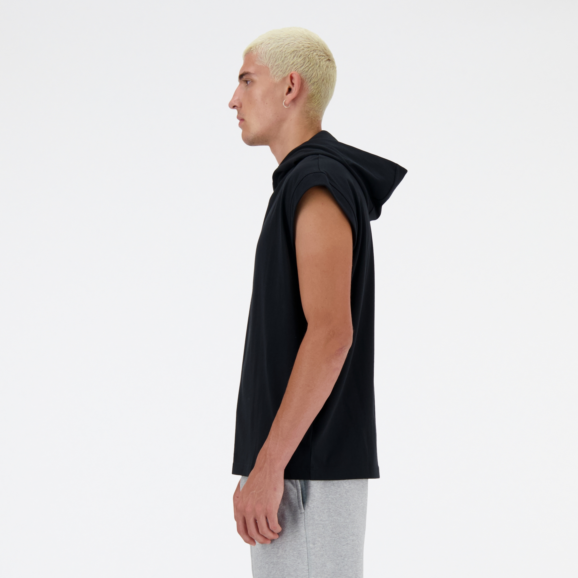 Sebastian is wearing size M and is 6'2";188cm. Chest: 38.75";98.4cm, Waist: 32";81.3cm, Hips: 39";99cm