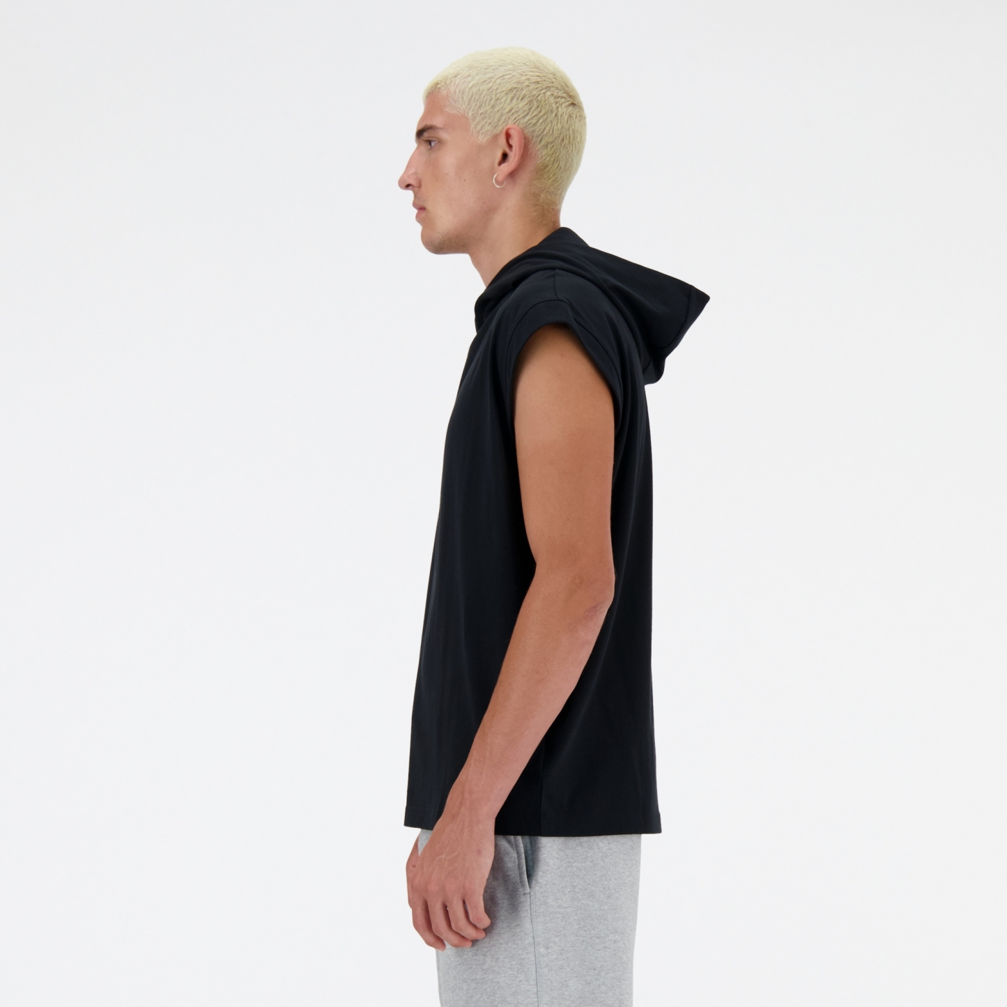 Sebastian is wearing size M and is 6'2";188cm. Chest: 38.75";98.4cm, Waist: 32";81.3cm, Hips: 39";99cm