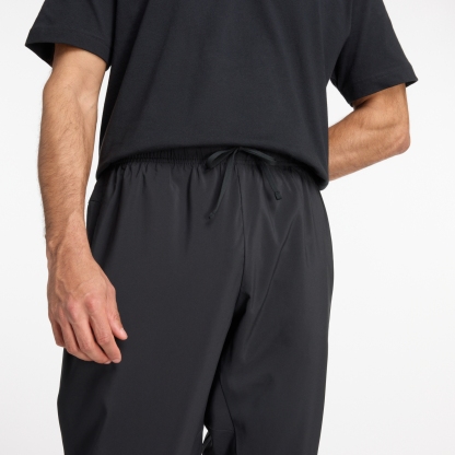 Ngawang is wearing size M and is 6'1.5"/187cm. Chest: 39.5"/100.3cm, Waist: 33"/83.8cm, Hips: 40"/101.6cm